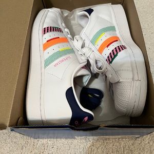 Adidas superstars size 8